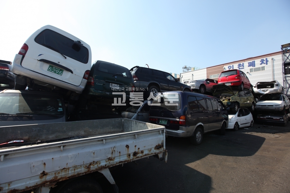 인천 지역에 위치한 한 폐차 업체 야적장에 디젤 차량이 쌓여있다. [자료사진]