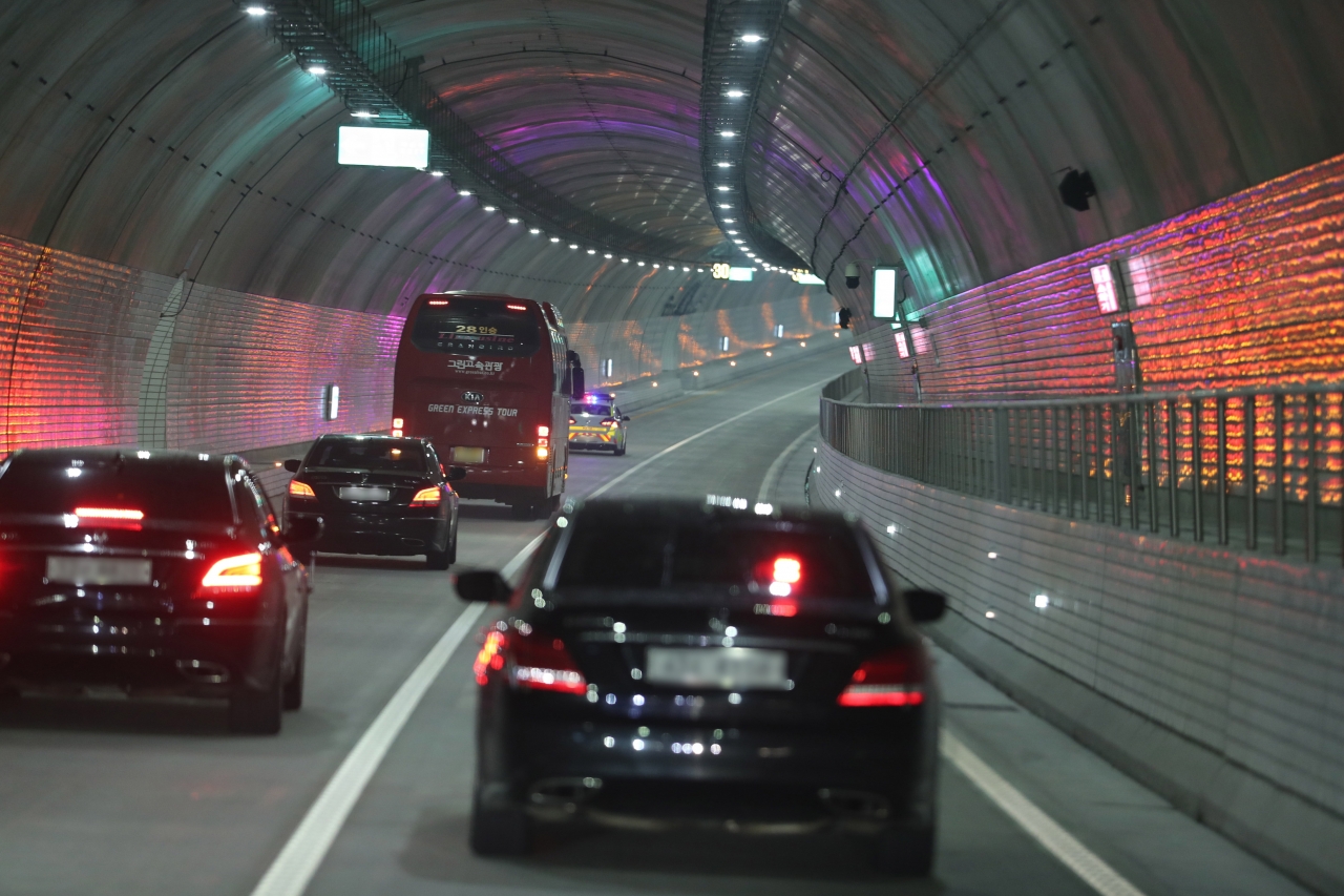 지난달 30일 오후 충남 보령시 보령해저터널 개통식을 마친 김부겸 총리 등 관계자들이 터널을 시험 주행하고 있다.