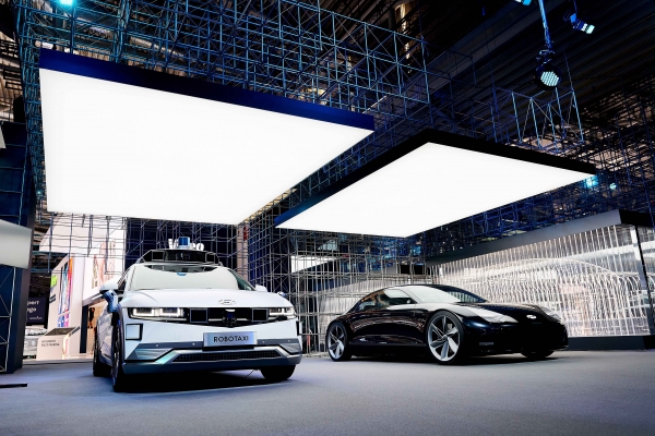 왼쪽부터 아이오닉5 로보택시, 두 번째 전용 전기차 아이오닉6의 콘셉트카인 '프로페시', 공개 예정인 아이오닉 브랜드 대형 SUV 콘셉트의 실루엣.