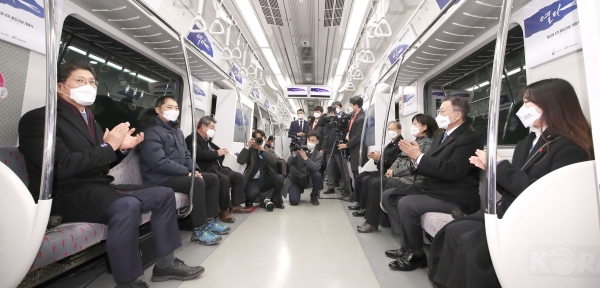 개통식에 참석한 문재인 대통령이 열차에 승차해 시민들과 대화를 나누고 있다.