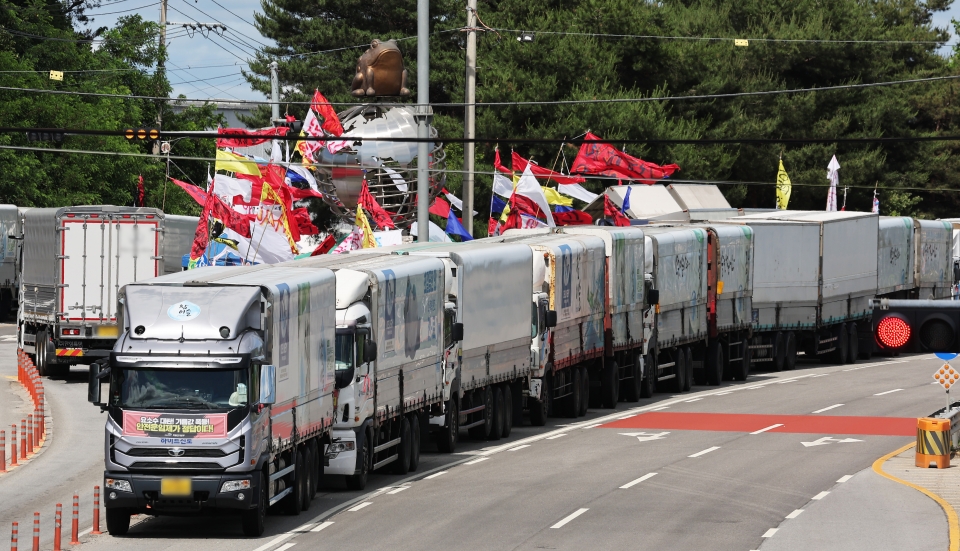 화물연대에 의한 수송 거부로 발이 묶인 하이트진로의 운송 차량들.