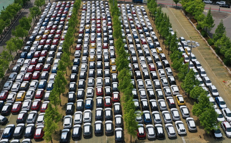 광주 서구 기아자동차 광주공장에서 생산된 자동차들이 차고지에 가득 놓여있다.